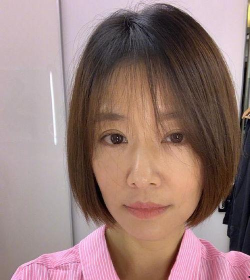 素颜短发全身生活照